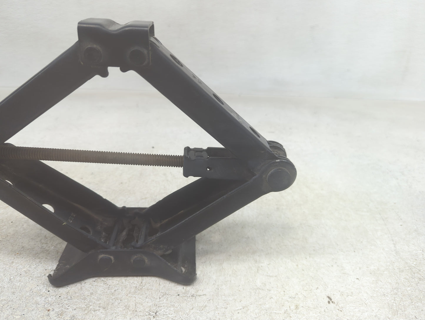 2017 Volkswagen Jetta Spare Scissor Car Jack 1390192 - Oemusedautoparts1.com