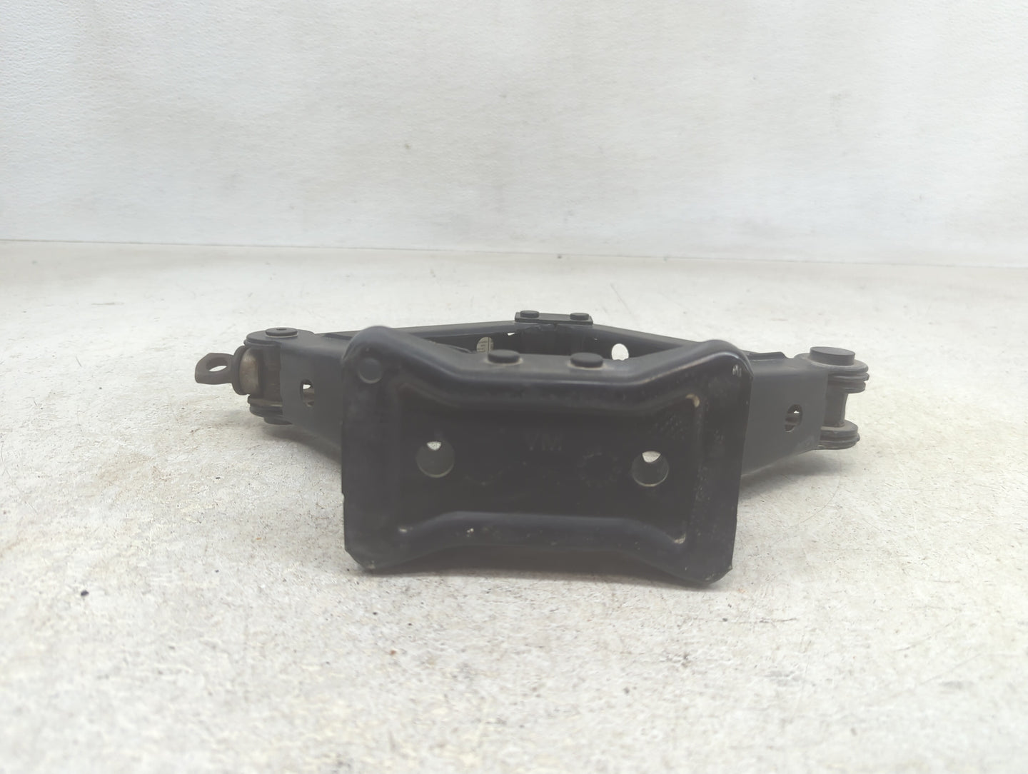 2017 Volkswagen Jetta Spare Scissor Car Jack 1390192 - Oemusedautoparts1.com