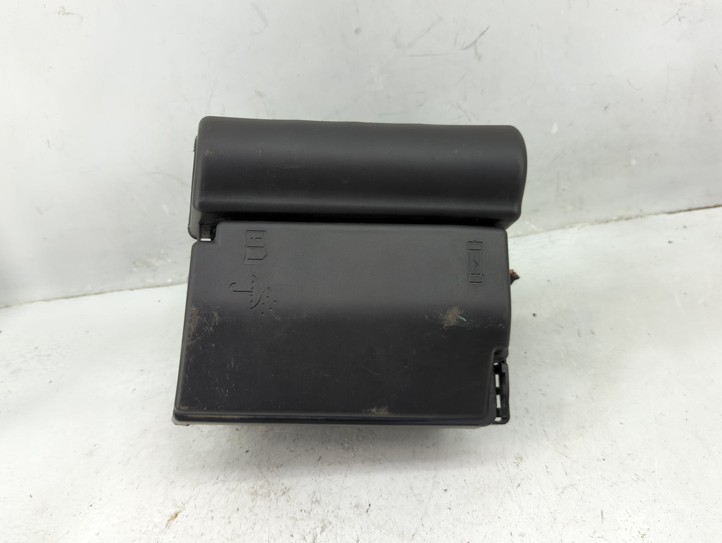 2015-2018 Volkswagen Jetta Fusebox Fuse Box Panel Relay Module P/N:5C0 937 132 A Fits Fits 2015 2016 2017 2018 OEM Used Auto