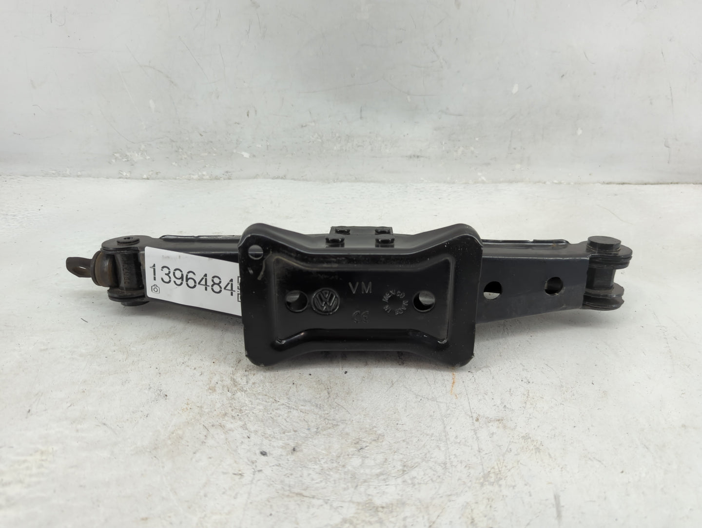 2017 Volkswagen Jetta Spare Scissor Car Jack 1396484 - Oemusedautoparts1.com