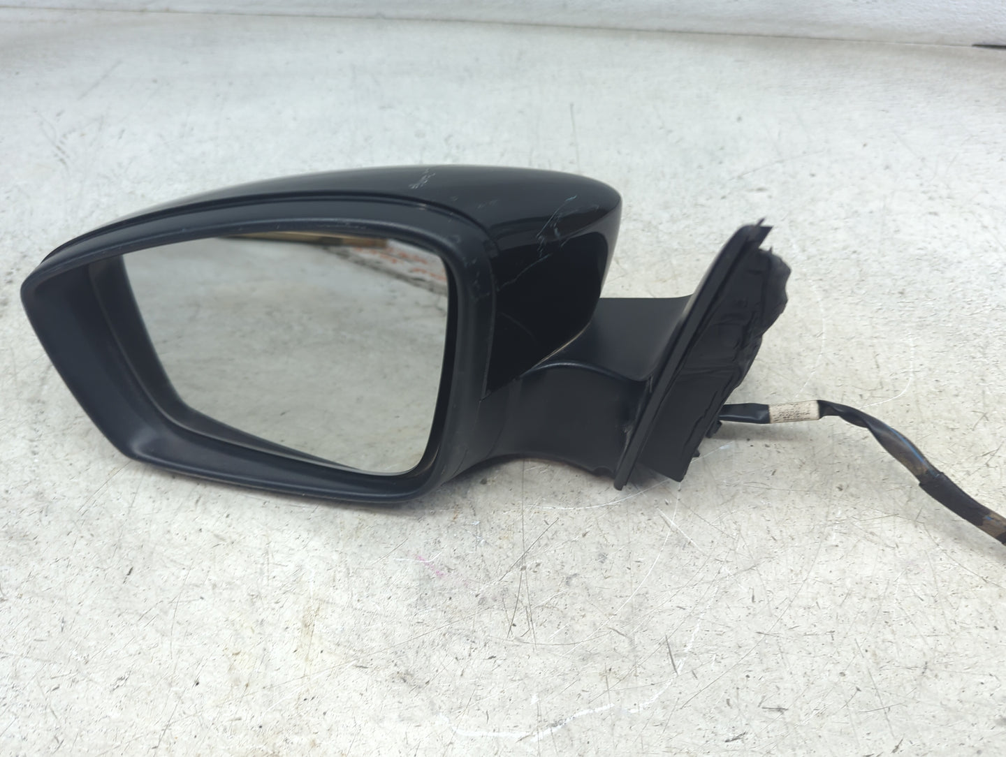 2017-2018 Volkswagen Jetta Driver Side View Mirror - Left Door Mirror OEM Used - Oemusedautoparts1.com