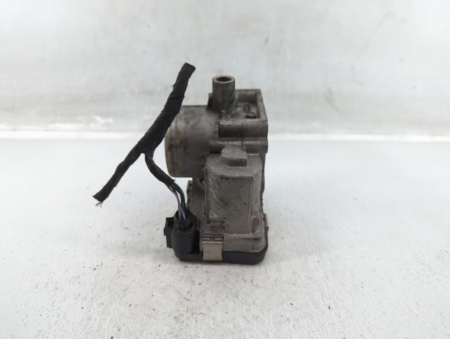 2013-2018 Volkswagen Jetta Throttle Body P/N:330623 Fits Fits 2013 2014 2015 2016 2017 2018 OEM Used Auto Parts - Oemusedaut