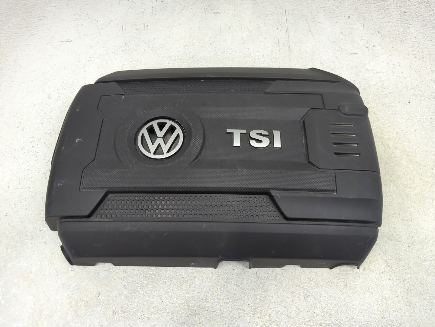 2017 Volkswagen Passat Engine Cover - Oemusedautoparts1.com