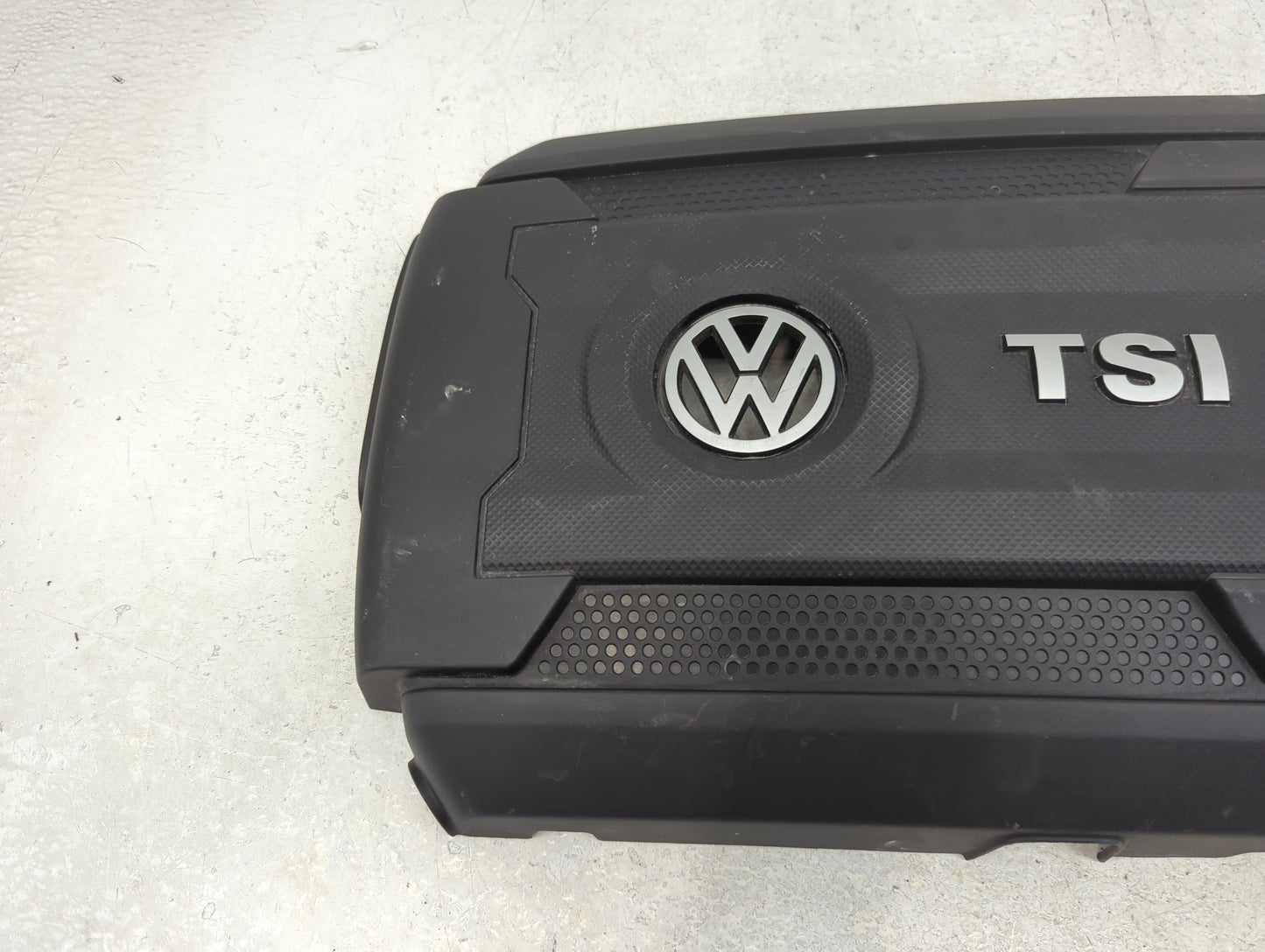 2017 Volkswagen Passat Engine Cover - Oemusedautoparts1.com