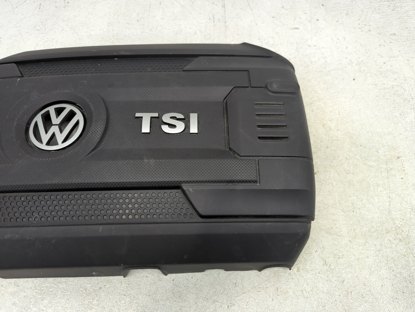 2017 Volkswagen Passat Engine Cover - Oemusedautoparts1.com