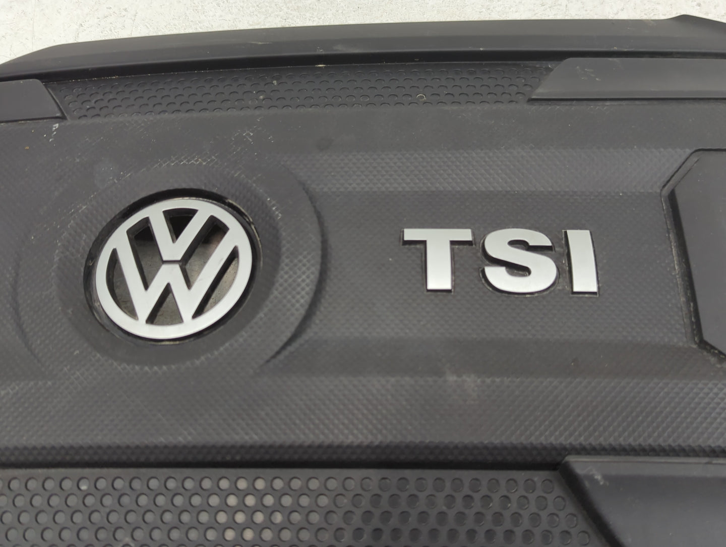 2017 Volkswagen Passat Engine Cover - Oemusedautoparts1.com
