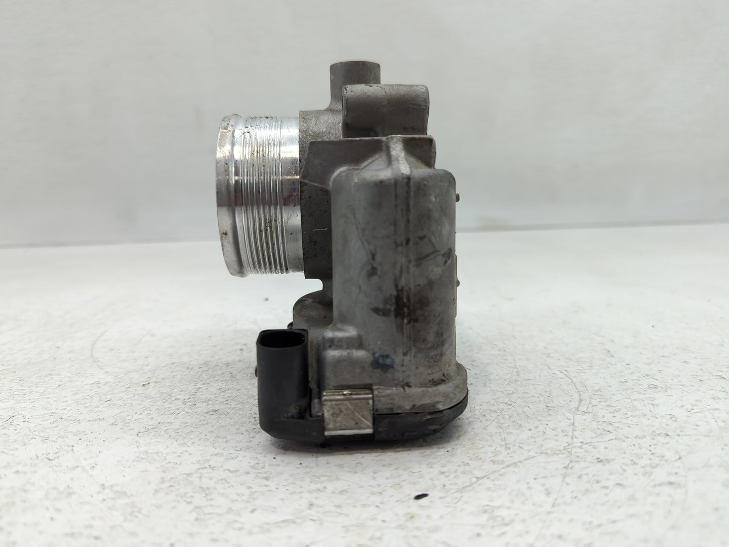 2014-2017 Volkswagen Passat Throttle Body P/N:06K 133 062 AA Fits Fits 2014 2015 2016 2017 OEM Used Auto Parts - Oemusedauto