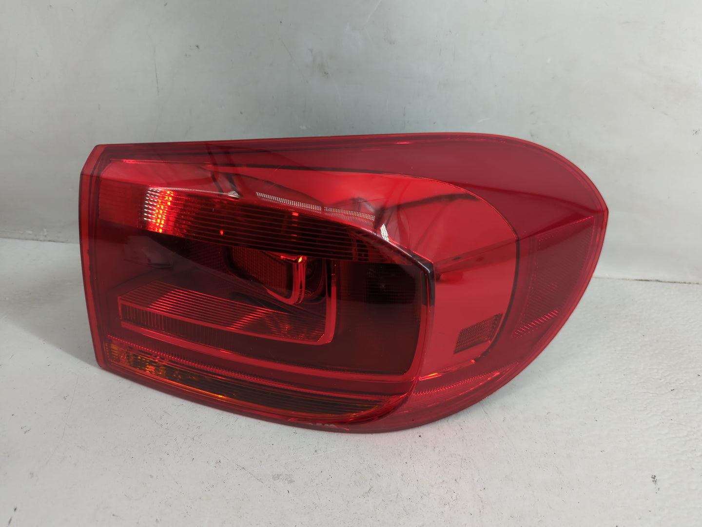2012-2018 Volkswagen Tiguan Tail Light Assembly Passenger Right OEM Fits Fits 2012 2013 2014 2015 2016 2017 2018 OEM Used Au