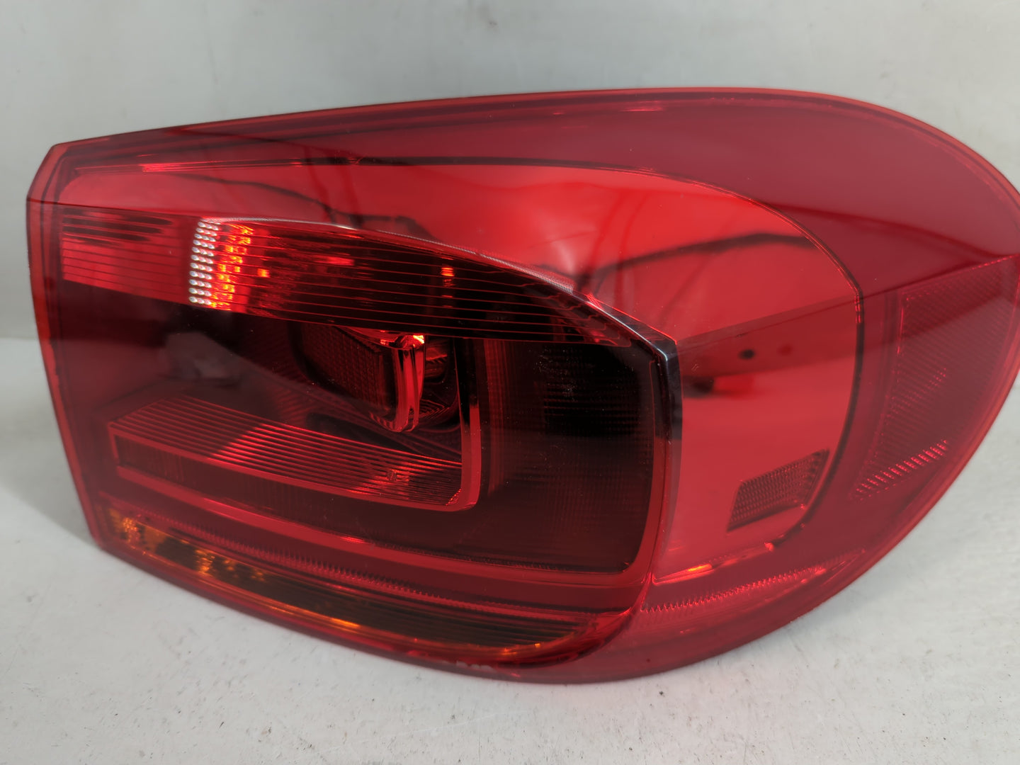 2012-2018 Volkswagen Tiguan Tail Light Assembly Passenger Right OEM Fits Fits 2012 2013 2014 2015 2016 2017 2018 OEM Used Au