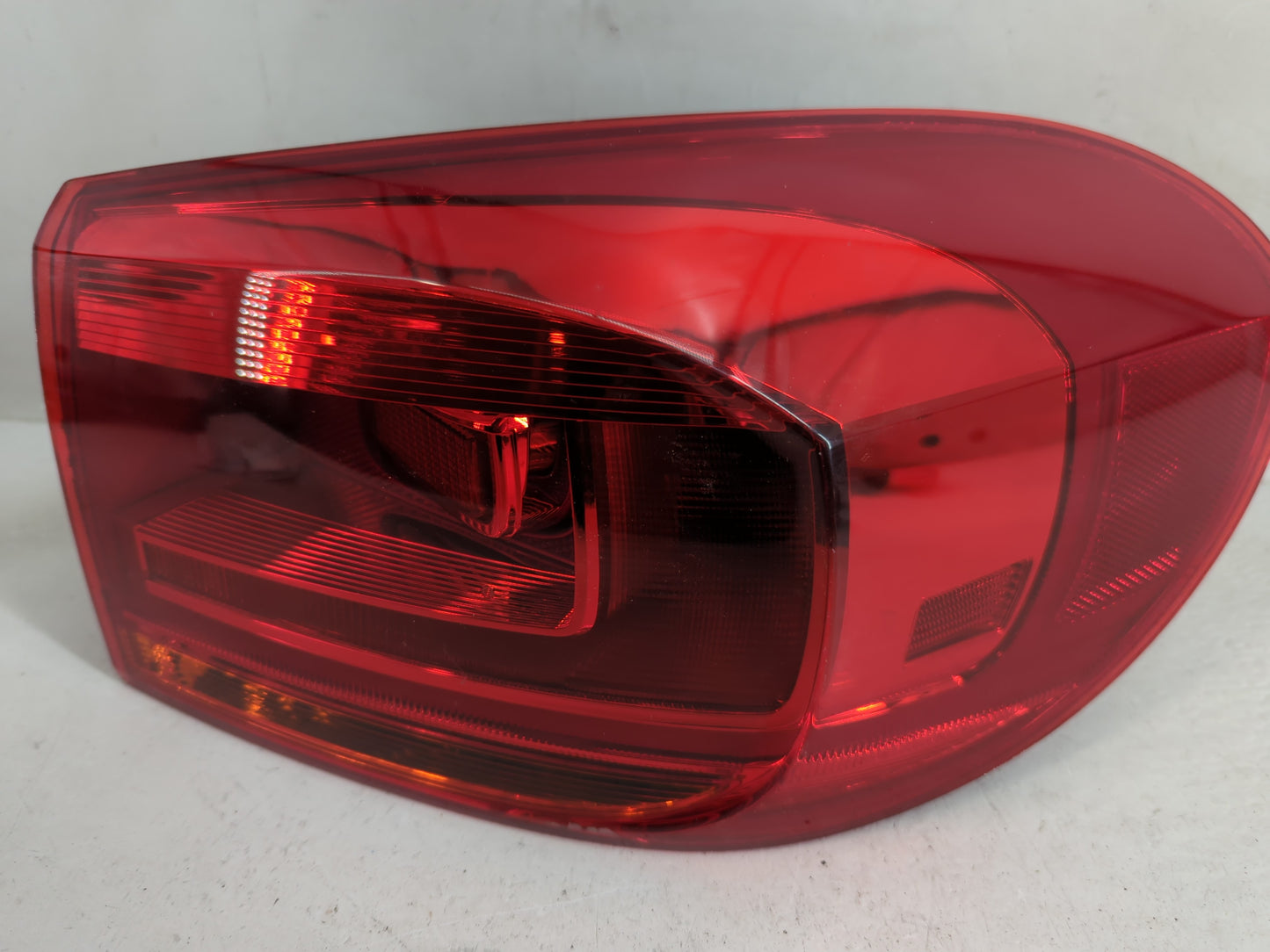 2012-2018 Volkswagen Tiguan Tail Light Assembly Passenger Right OEM Fits Fits 2012 2013 2014 2015 2016 2017 2018 OEM Used Au