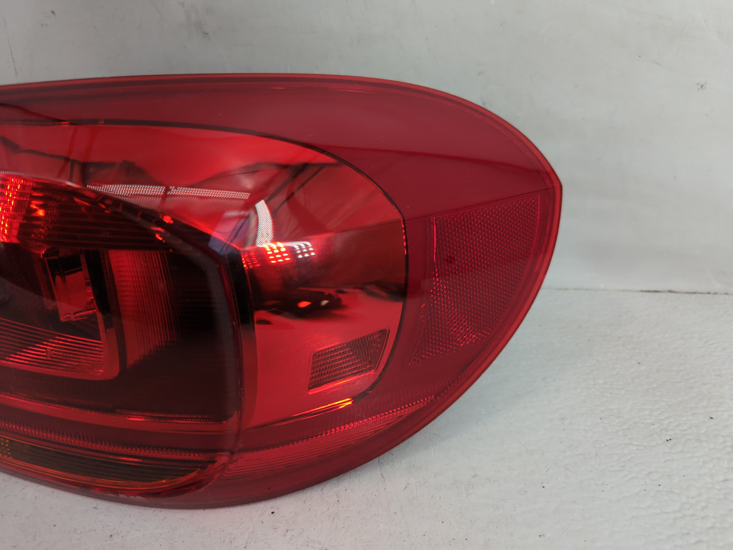 2012-2018 Volkswagen Tiguan Tail Light Assembly Passenger Right OEM Fits Fits 2012 2013 2014 2015 2016 2017 2018 OEM Used Au