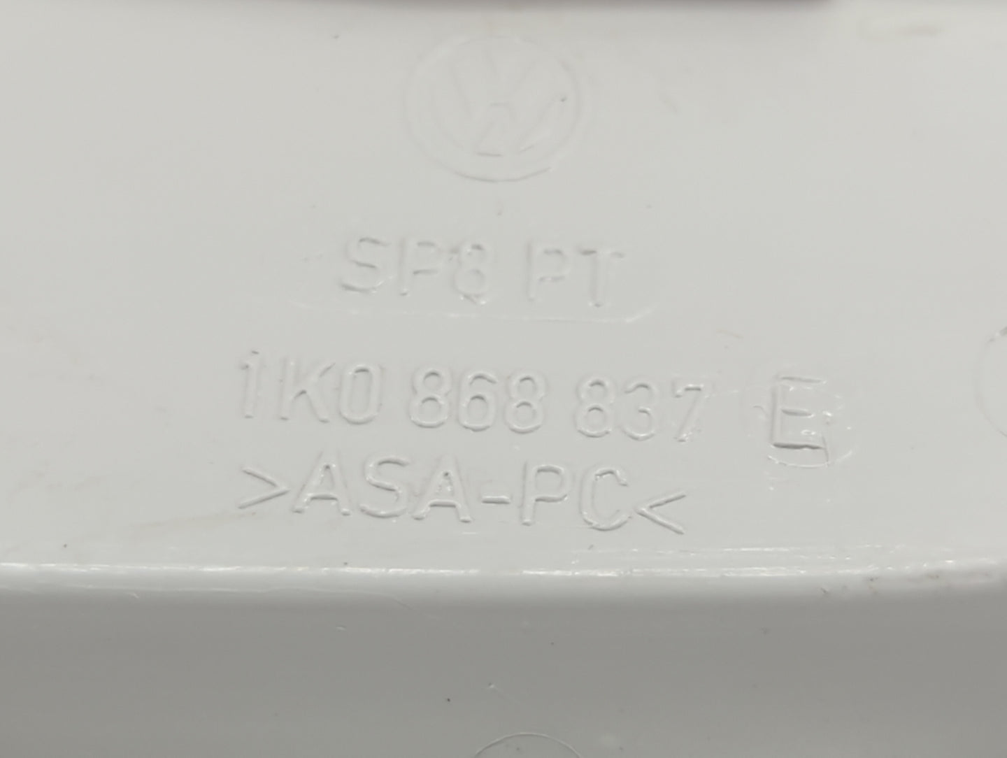 2017 Volkswagen Tiguan Overhead Roof Console - Oemusedautoparts1.com