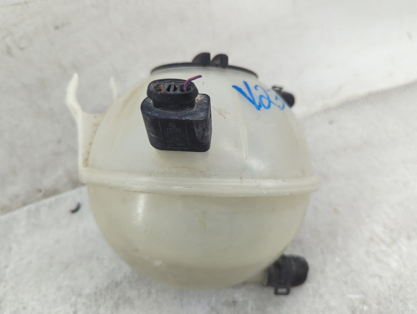 2009 Volkswagen Tiguan Radiator Coolant Overflow Expansion Tank Bottle 1459935 - Oemusedautoparts1.com
