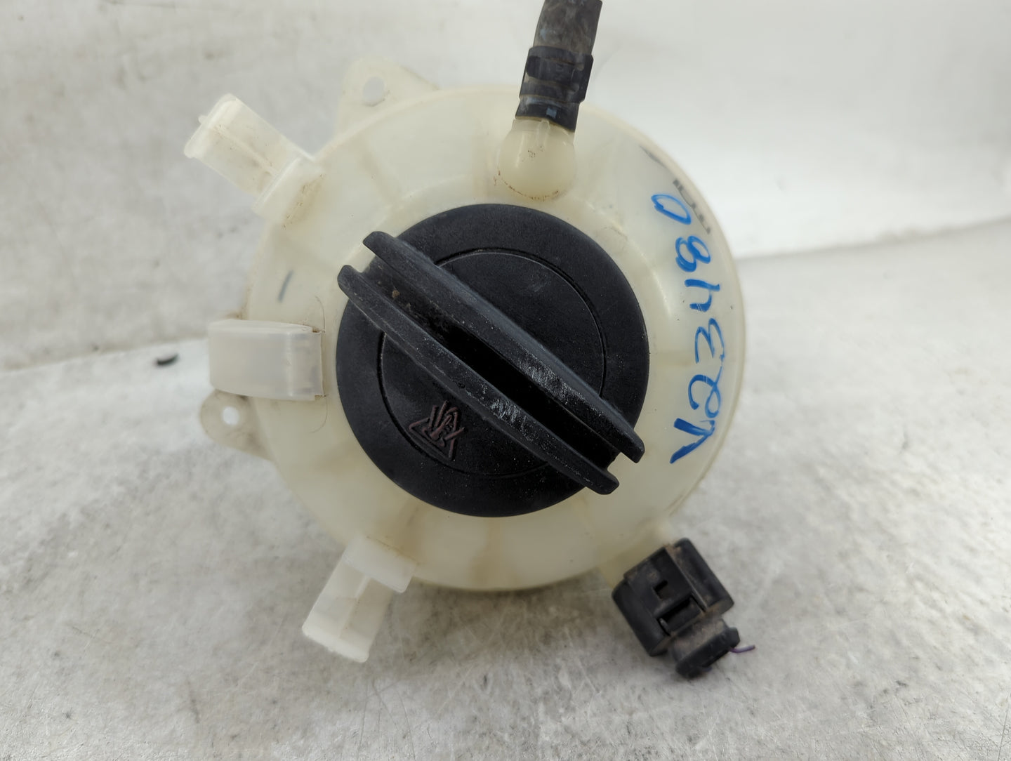 2009 Volkswagen Tiguan Radiator Coolant Overflow Expansion Tank Bottle 1459935 - Oemusedautoparts1.com