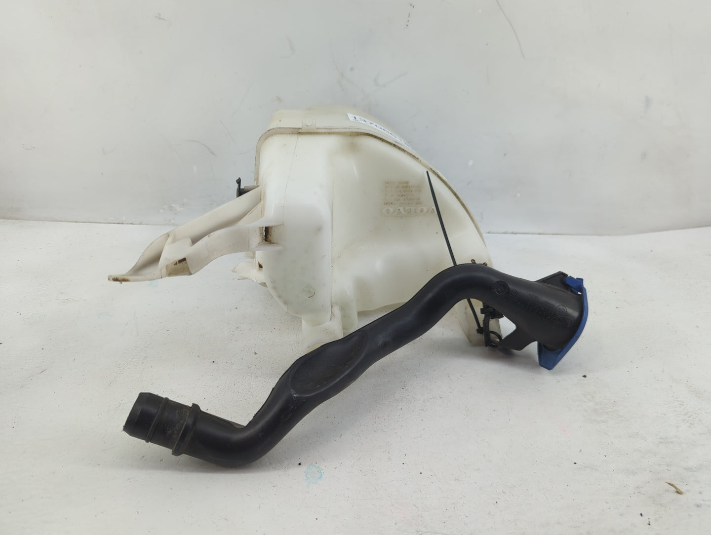 2015-2018 Volvo V60 Windshield Washer Fluid Reservoir Bottle Oem - Oemusedautoparts1.com