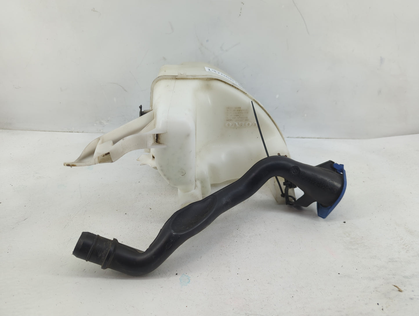 2015-2018 Volvo V60 Windshield Washer Fluid Reservoir Bottle Oem - Oemusedautoparts1.com