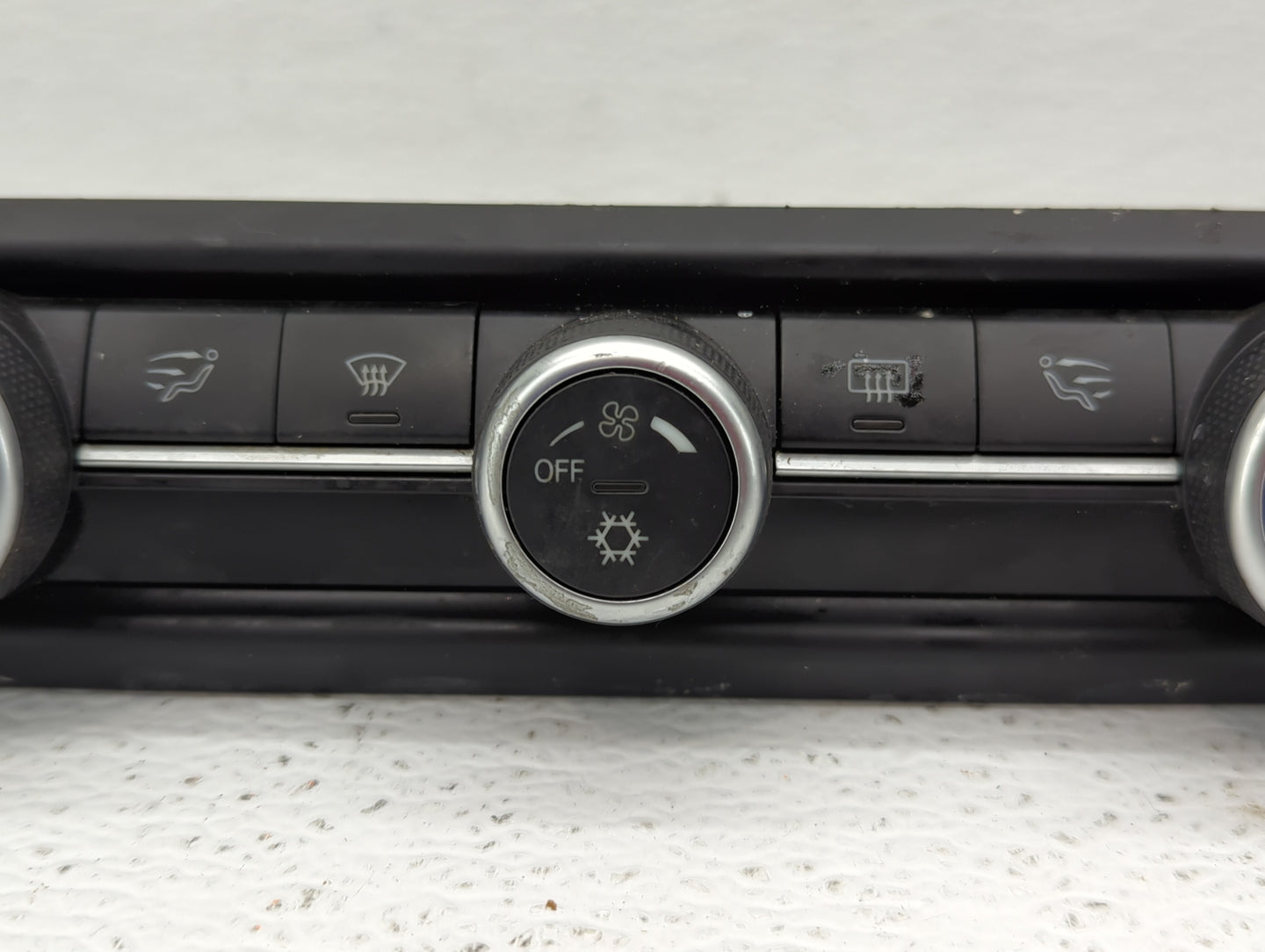 2018 Alfa Romeo Giulia Climate Control Module Temperature AC/Heater Replacement P/N:01561303470 Fits OEM Used Auto Parts - O