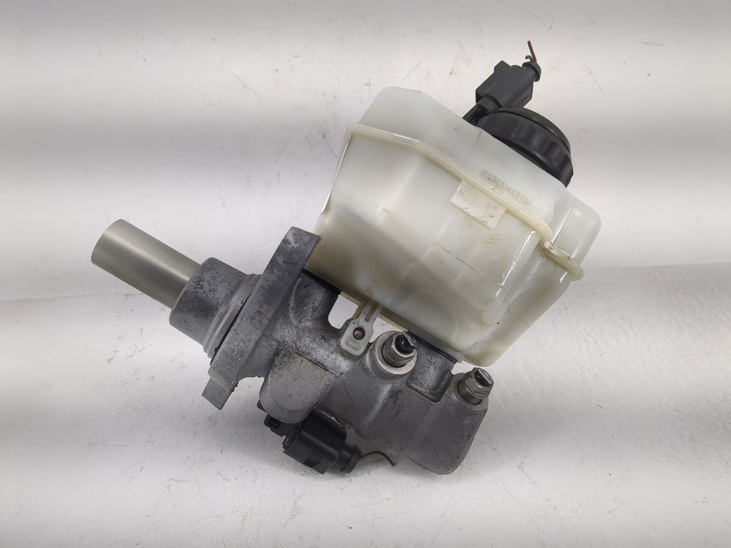 2017-2018 Audi Q3 Brake Master Cylinder 1220636 - Oemusedautoparts1.com