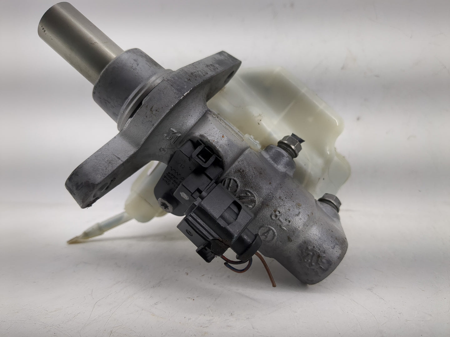 2017-2018 Audi Q3 Brake Master Cylinder 1220636 - Oemusedautoparts1.com