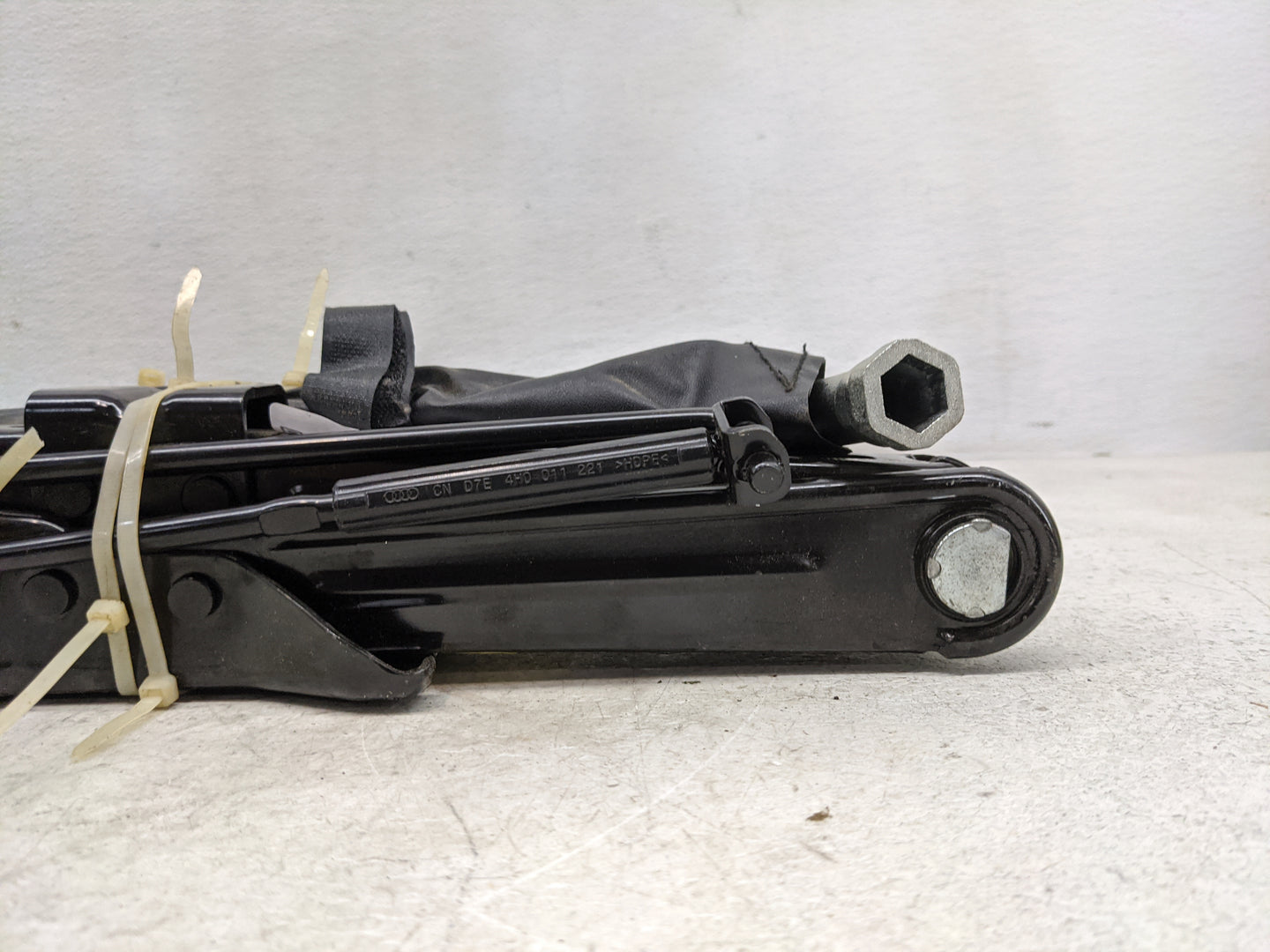 2018 Audi Q5 Spare Scissor Car Jack - Oemusedautoparts1.com