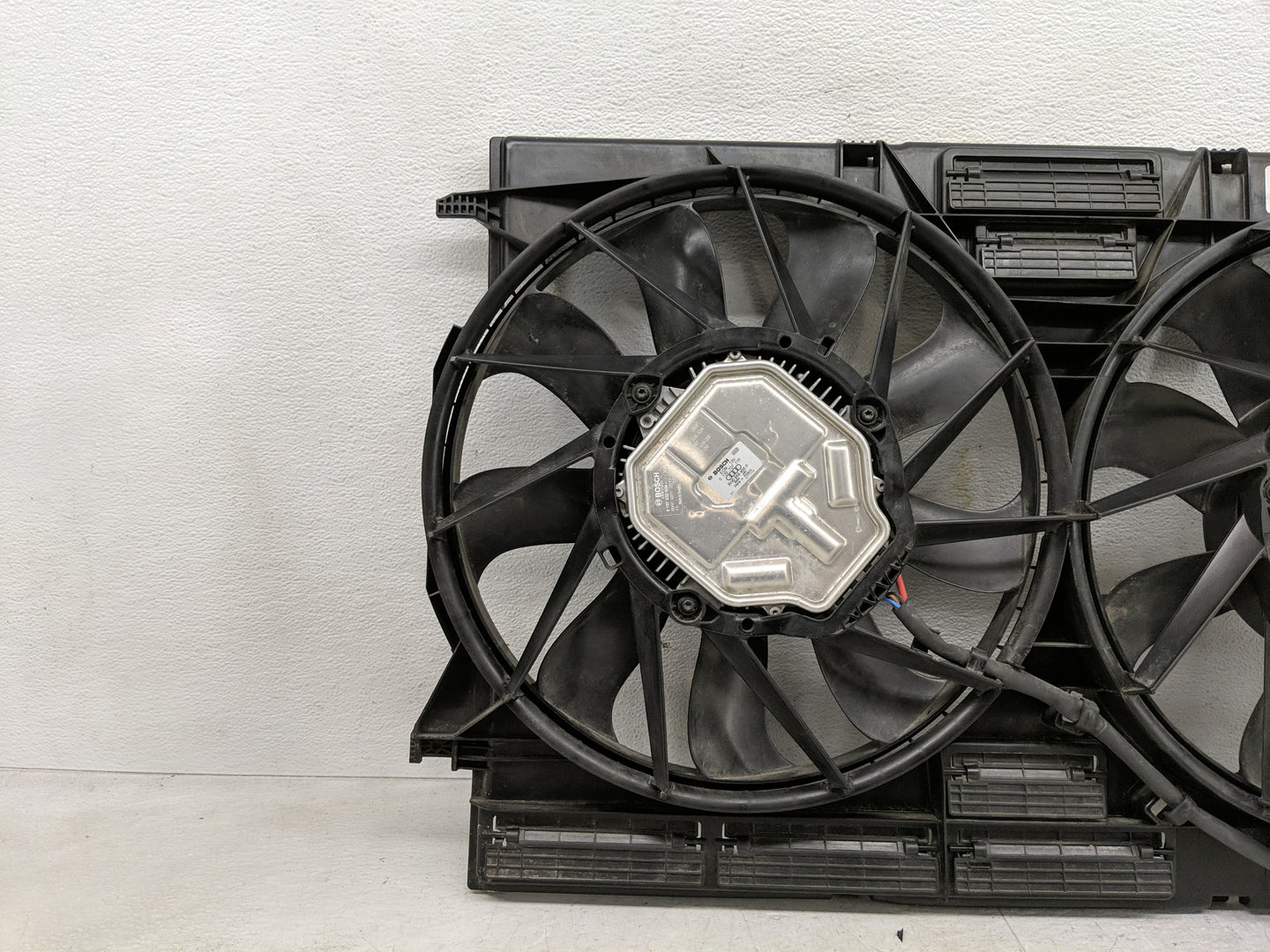 2017-2022 Audi Q7 Electric Radiator Cooling Fan Motor Assembly P/N:8W0 121 003 D 0 130 707 411 Fits OEM Used Auto Parts - Oe