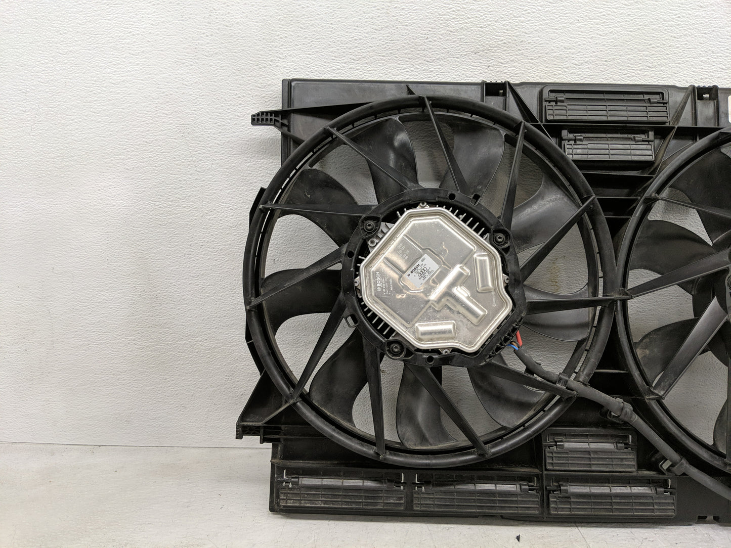 2017-2022 Audi Q7 Electric Radiator Cooling Fan Motor Assembly P/N:8W0 121 003 D 0 130 707 411 Fits OEM Used Auto Parts - Oe