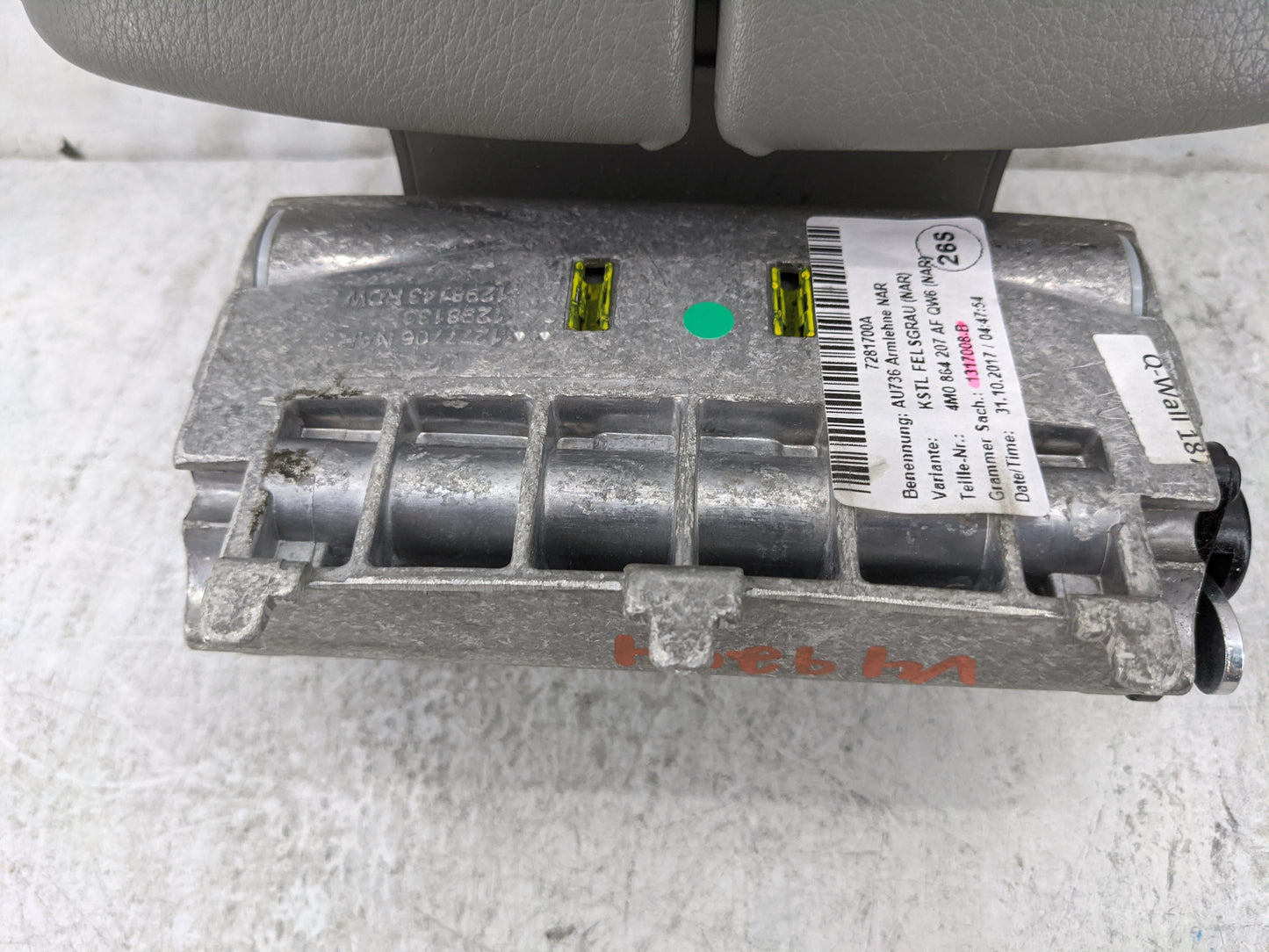2018 Audi Q7 Center Console Armrest Cover Lid P/N:7281700A 4M0864207AF, 1317008-B Fits OEM Used Auto Parts - Oemusedautopart