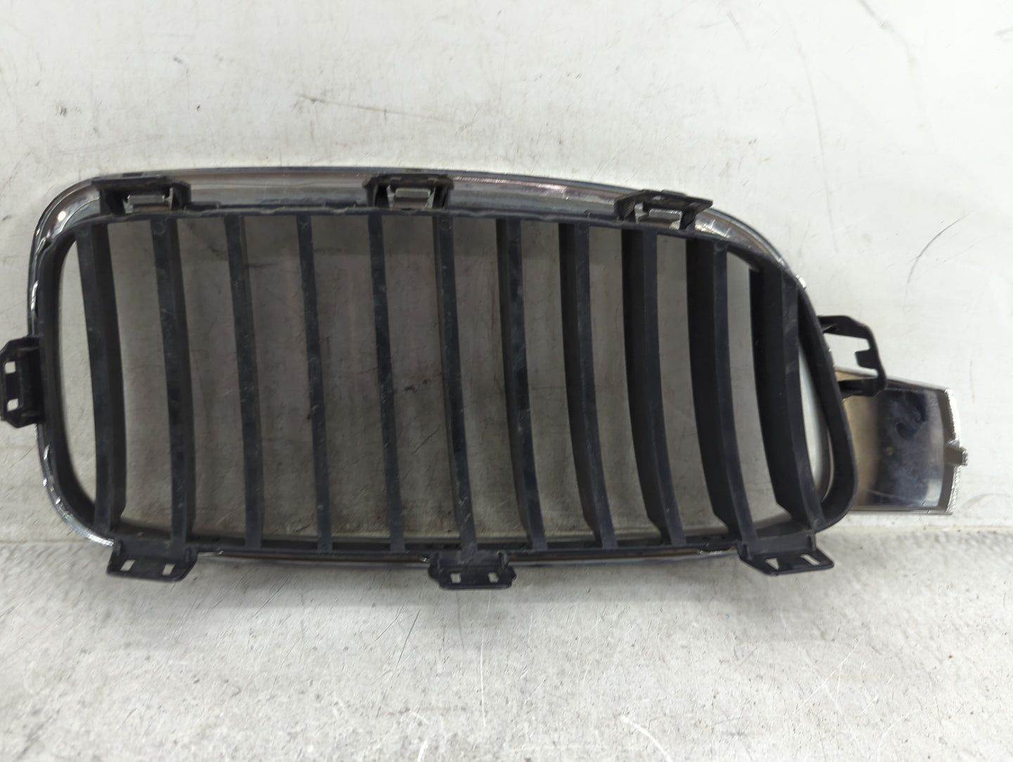 2017-2019 Bmw 330i Front Grille Bumper Not Included - Oemusedautoparts1.com