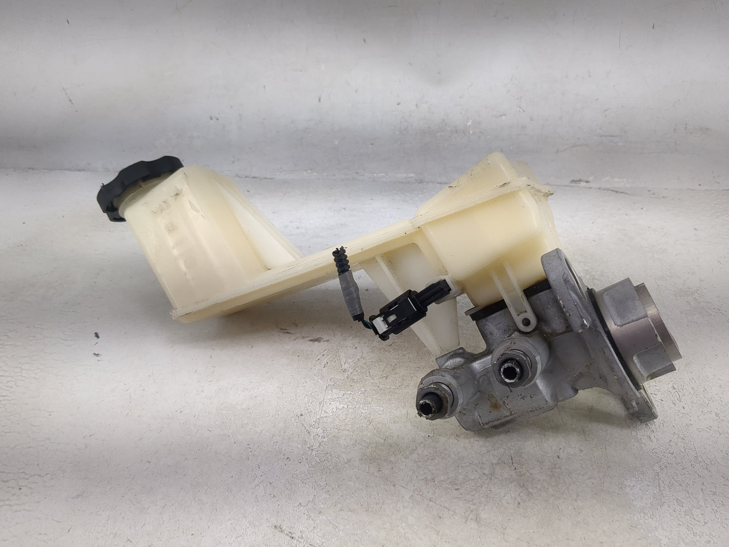 2020-2020 Buick Enclave Brake Master Cylinder 1491085 - Oemusedautoparts1.com