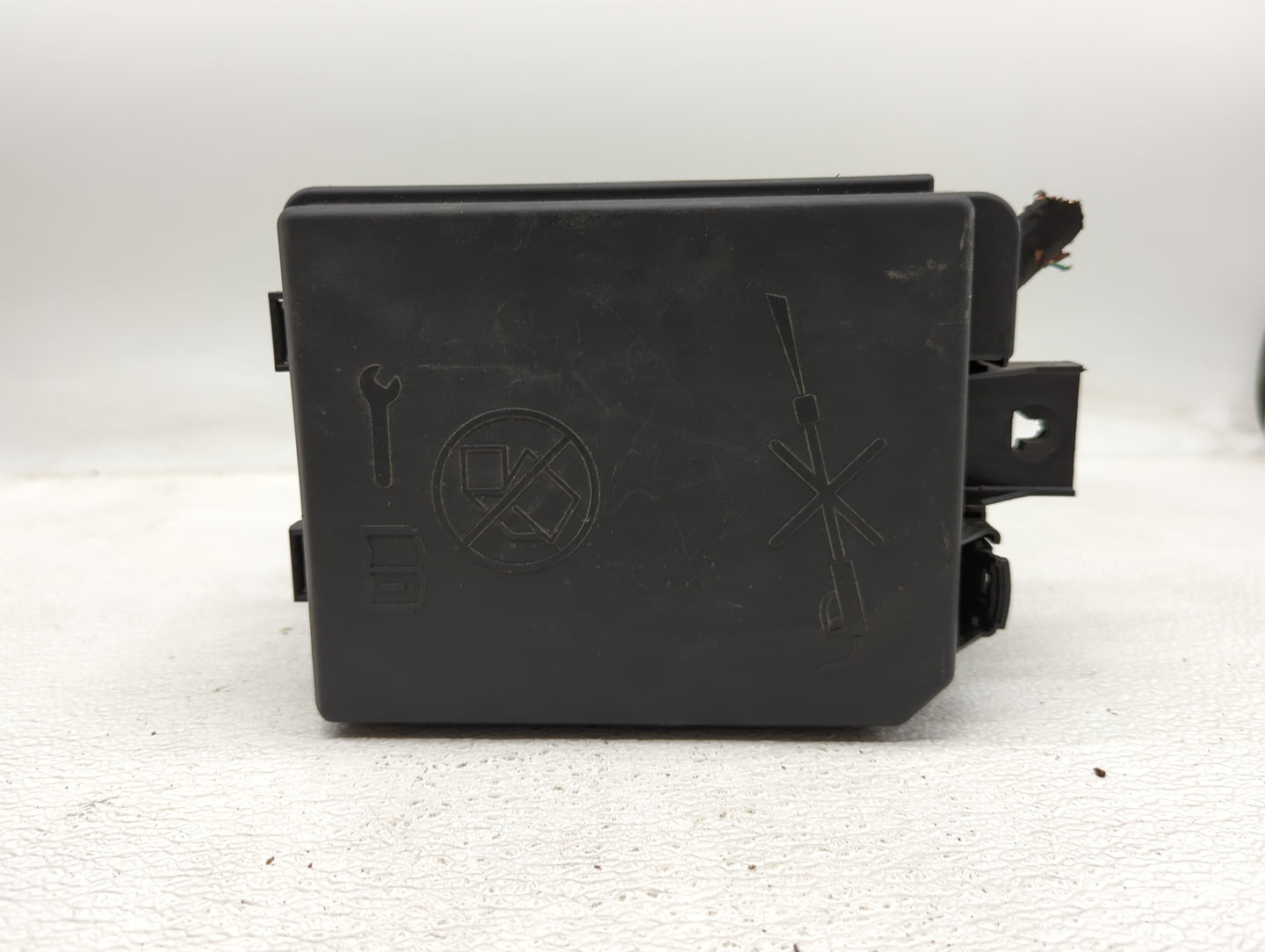2018-2020 Buick Encore Fusebox Fuse Box Panel Relay Module P/N:42588100 Fits Fits 2018 2019 2020 OEM Used Auto Parts - Oemus