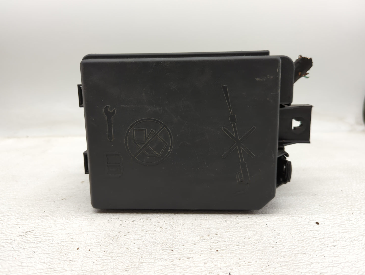 2018-2020 Buick Encore Fusebox Fuse Box Panel Relay Module P/N:42588100 Fits Fits 2018 2019 2020 OEM Used Auto Parts - Oemus