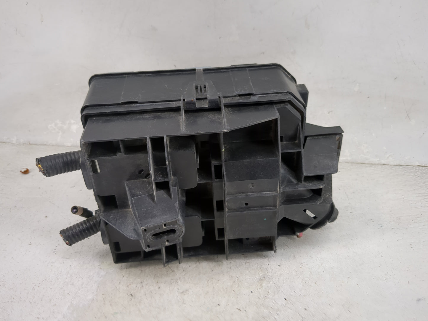 2018-2020 Buick Encore Fusebox Fuse Box Panel Relay Module P/N:120007826 120007827, 13500114, 13500120 Fits Fits 2018 2019 2
