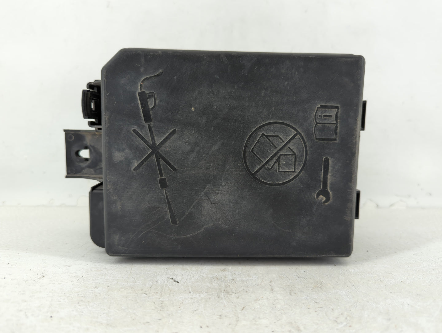 2018-2020 Buick Encore Fusebox Fuse Box Panel Relay Module P/N:42588098 Fits Fits 2018 2019 2020 OEM Used Auto Parts - Oemus