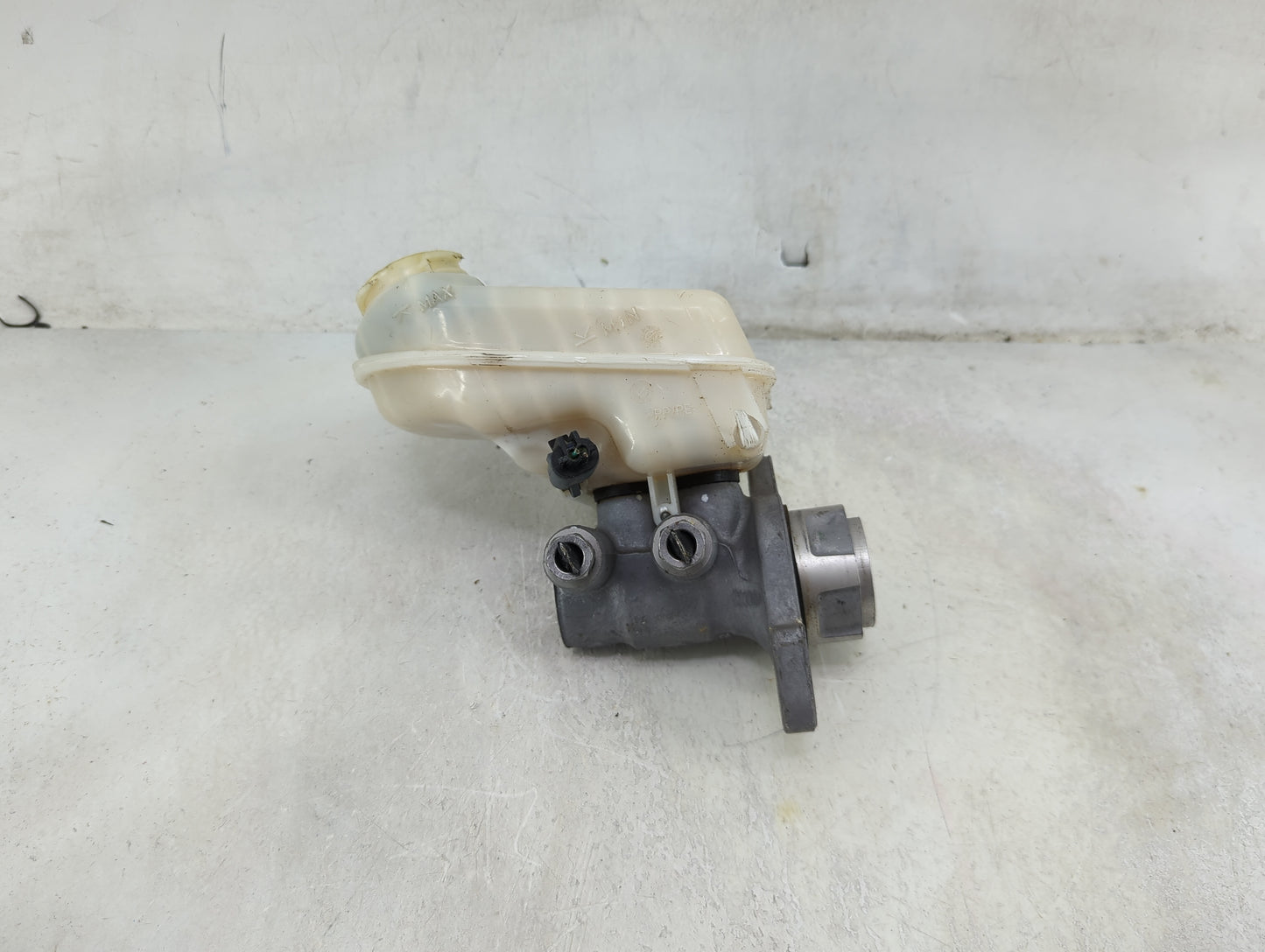 2015-2018 Cadillac Ats Brake Master Cylinder - Oemusedautoparts1.com