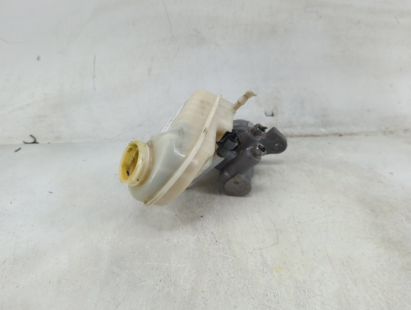 2015-2018 Cadillac Ats Brake Master Cylinder - Oemusedautoparts1.com