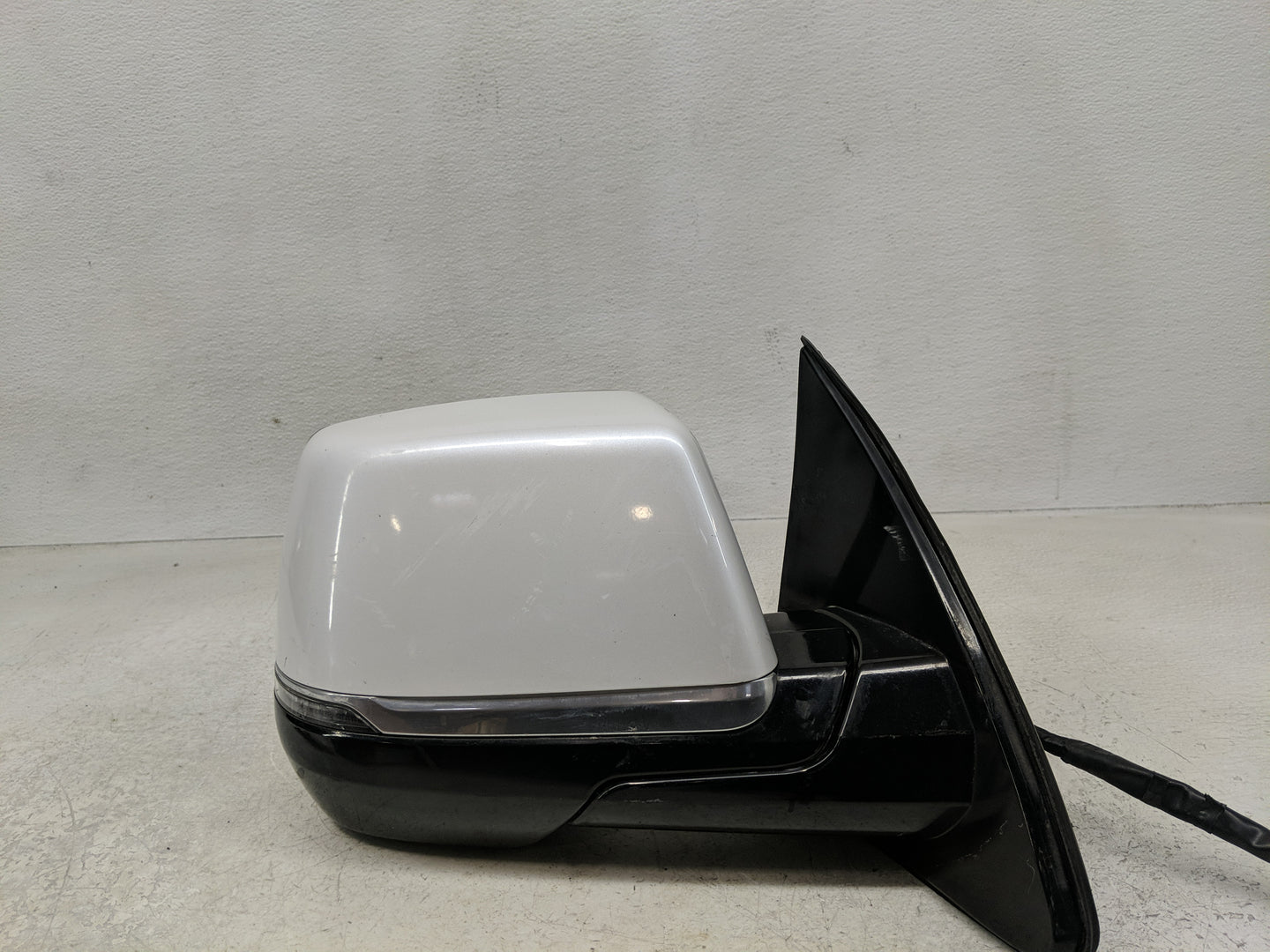 2015-2020 Cadillac Escalade Passenger Side View Mirror - Right Door Mirror OEM Used - Oemusedautoparts1.com