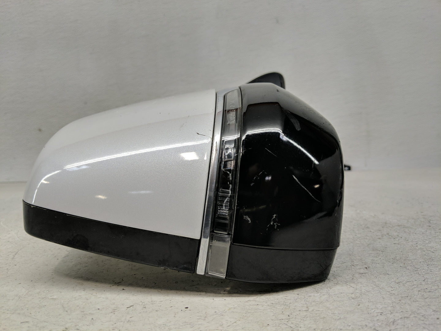 2015-2020 Cadillac Escalade Passenger Side View Mirror - Right Door Mirror OEM Used - Oemusedautoparts1.com