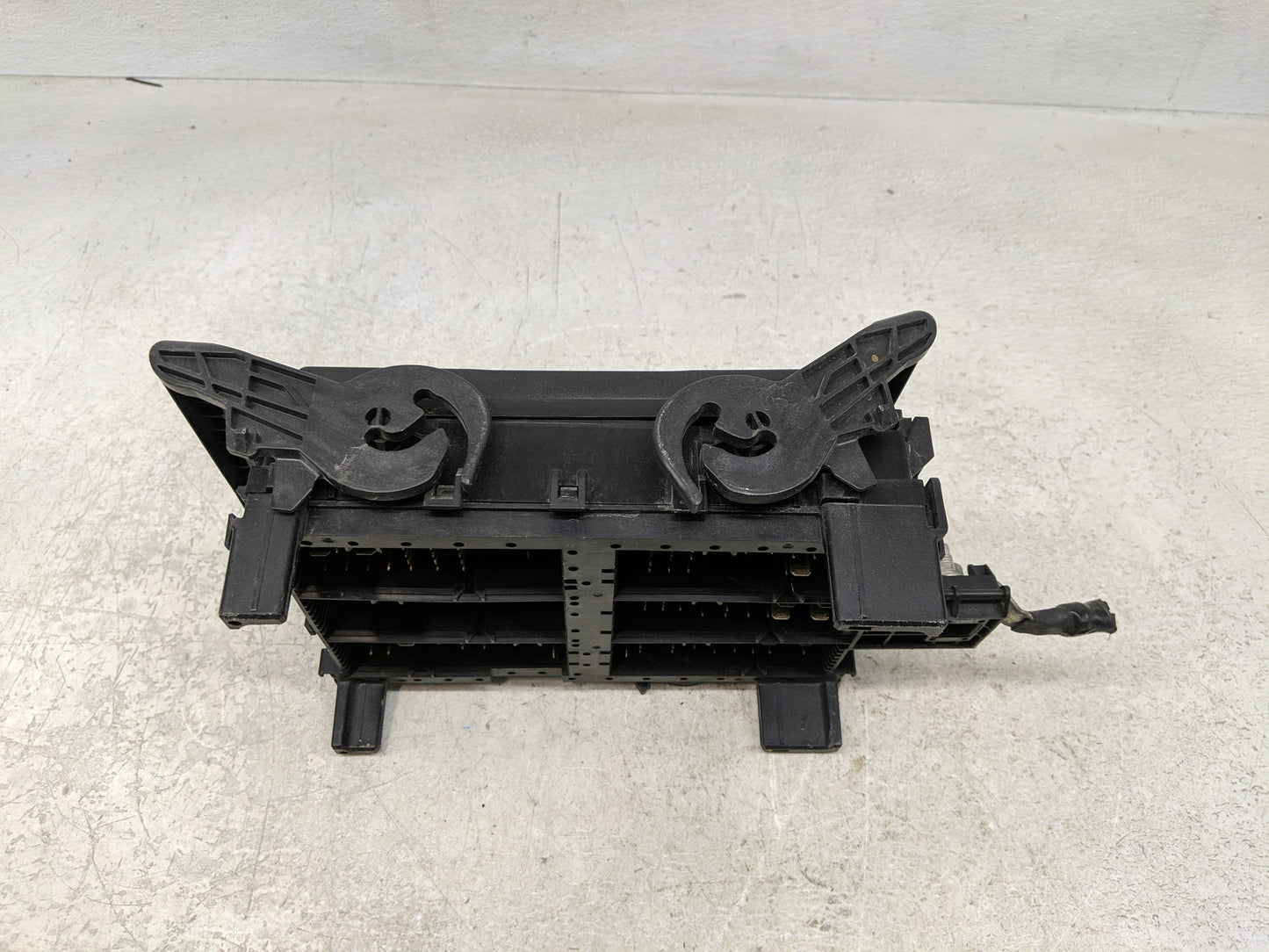 2015-2020 Cadillac Escalade Fusebox Fuse Box Panel Relay Module P/N:718845576 84114437 Fits Fits 2015 2016 2017 2018 2019 20