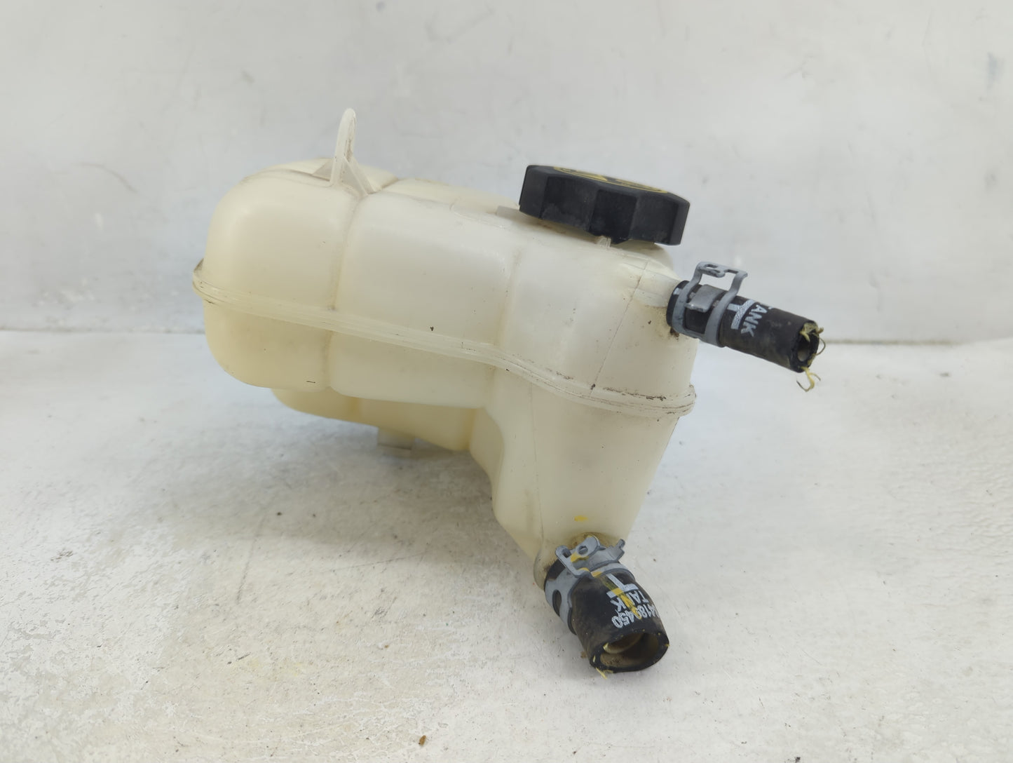 2013-2019 Cadillac Xts Radiator Coolant Overflow Expansion Tank Bottle 1389871 - Oemusedautoparts1.com