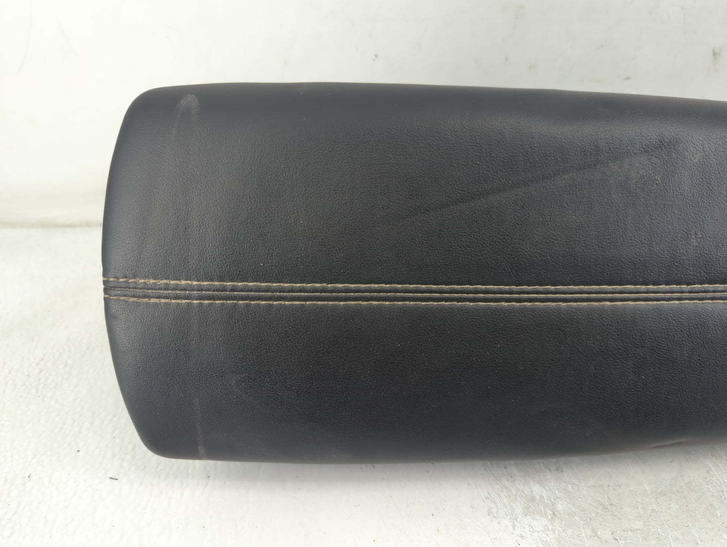 2018 Cadillac Xts Center Console Armrest Cover Lid P/N:(P)820B2R0 Fits OEM Used Auto Parts - Oemusedautoparts1.com