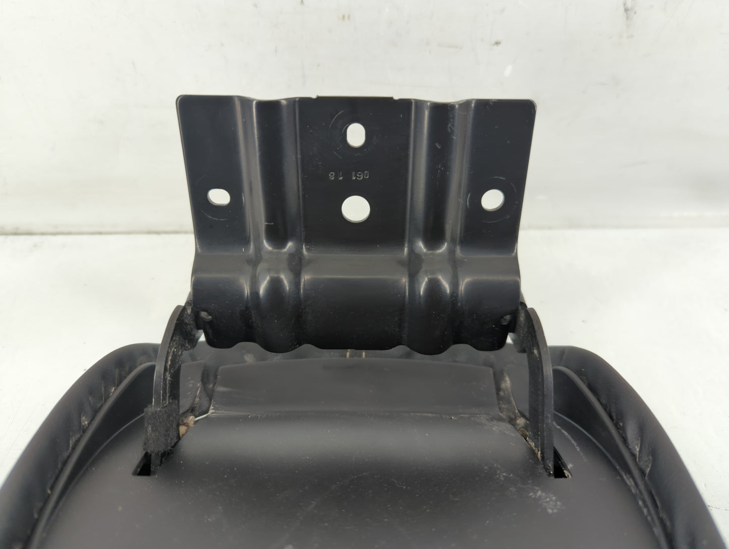 2018 Cadillac Xts Center Console Armrest Cover Lid P/N:(P)820B2R0 Fits OEM Used Auto Parts - Oemusedautoparts1.com
