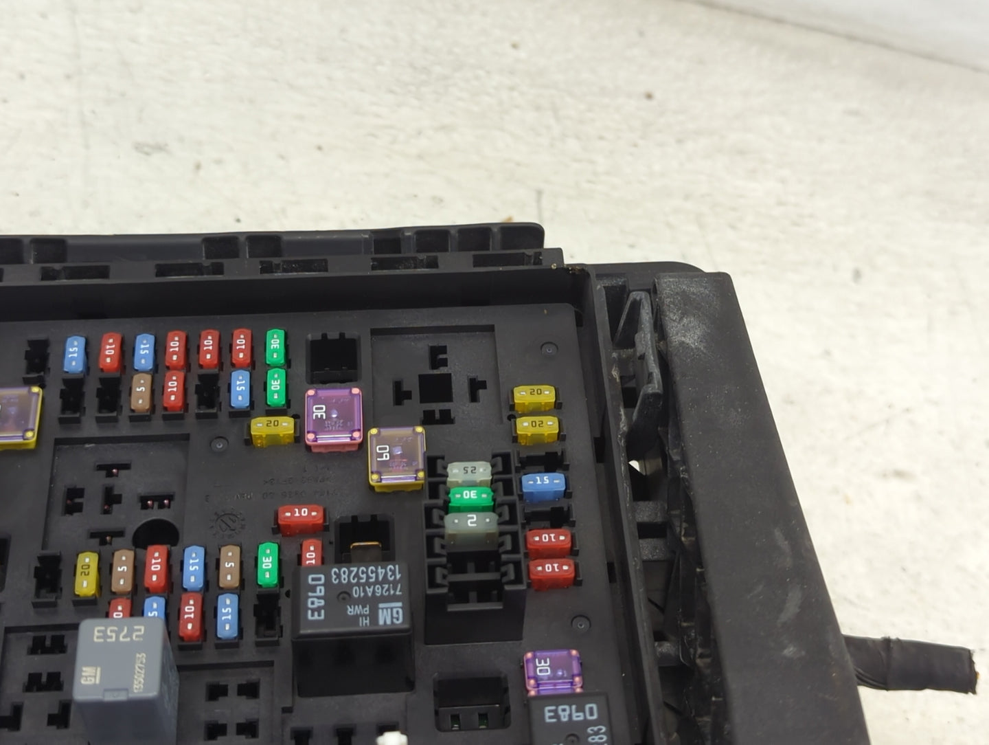 2018 Chevrolet Camaro Fusebox Fuse Box Panel Relay Module P/N:7154-0936-30 13455283, 7126A10 Fits OEM Used Auto Parts - Oemu