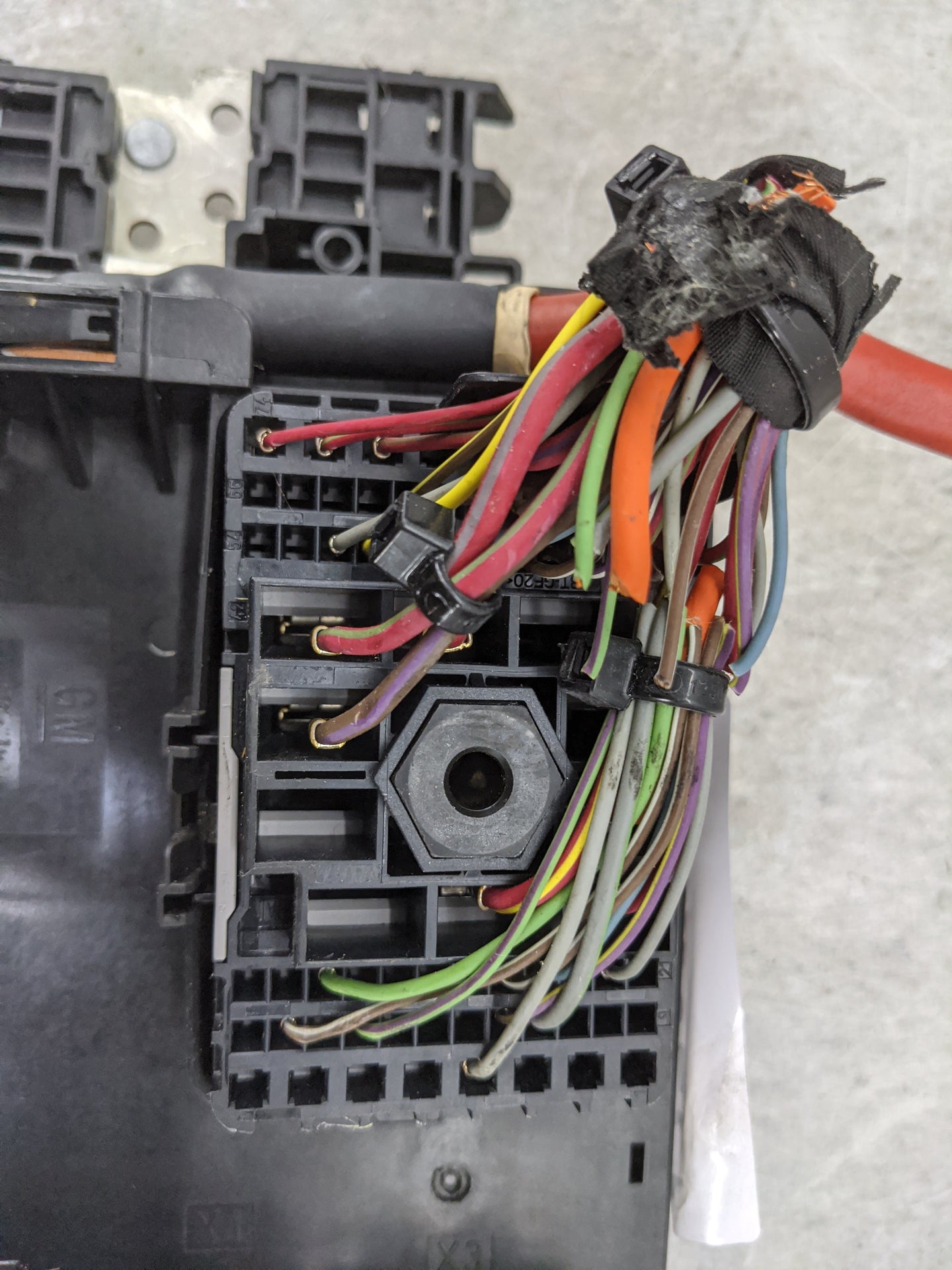 2017-2018 Chevrolet Colorado Fusebox Fuse Box Panel Relay Module P/N:13372792 1327207, 812461952 Fits Fits 2017 2018 2019 20