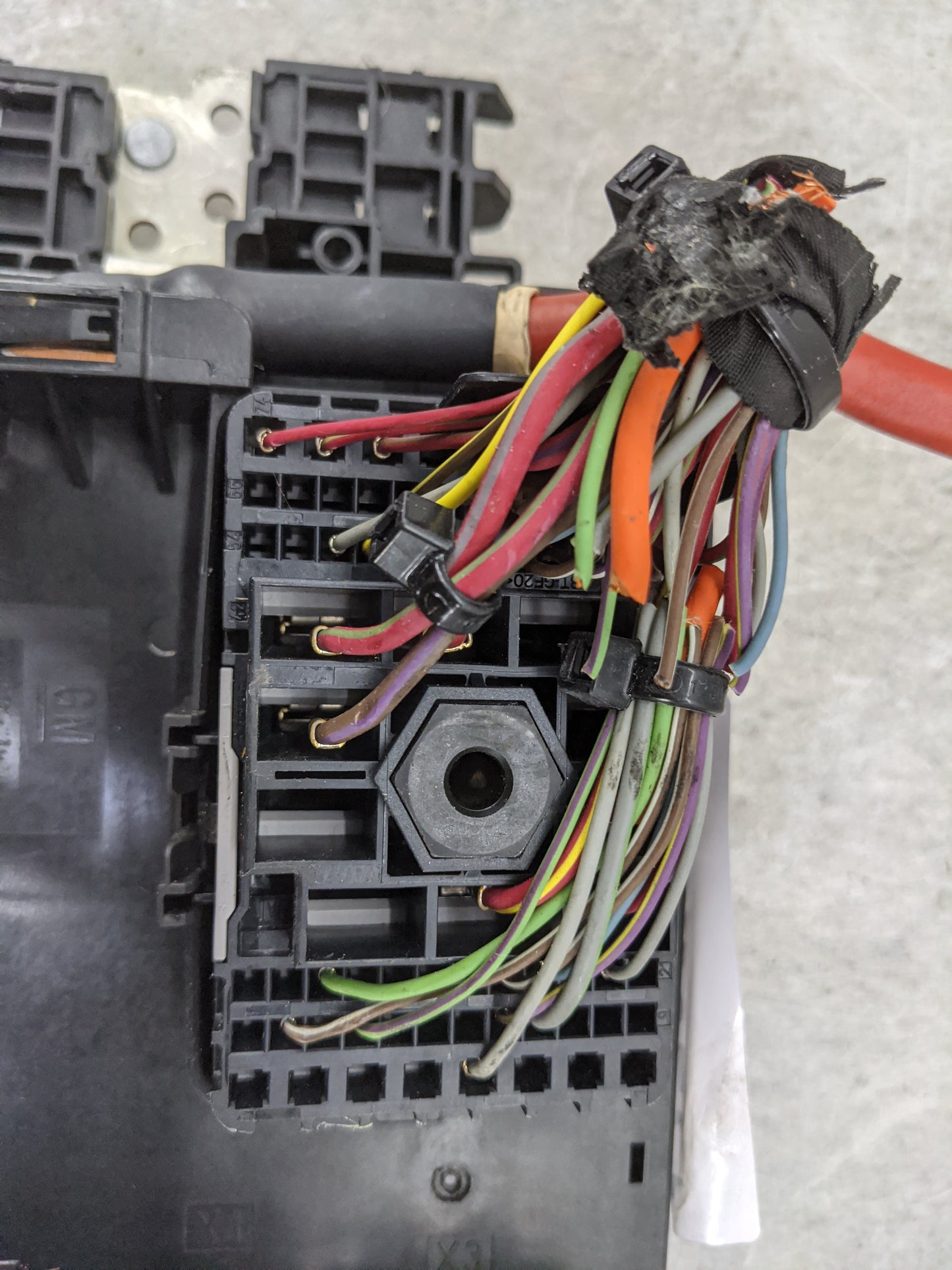 2017-2018 Chevrolet Colorado Fusebox Fuse Box Panel Relay Module P/N:13372792 1327207, 812461952 Fits Fits 2017 2018 2019 20