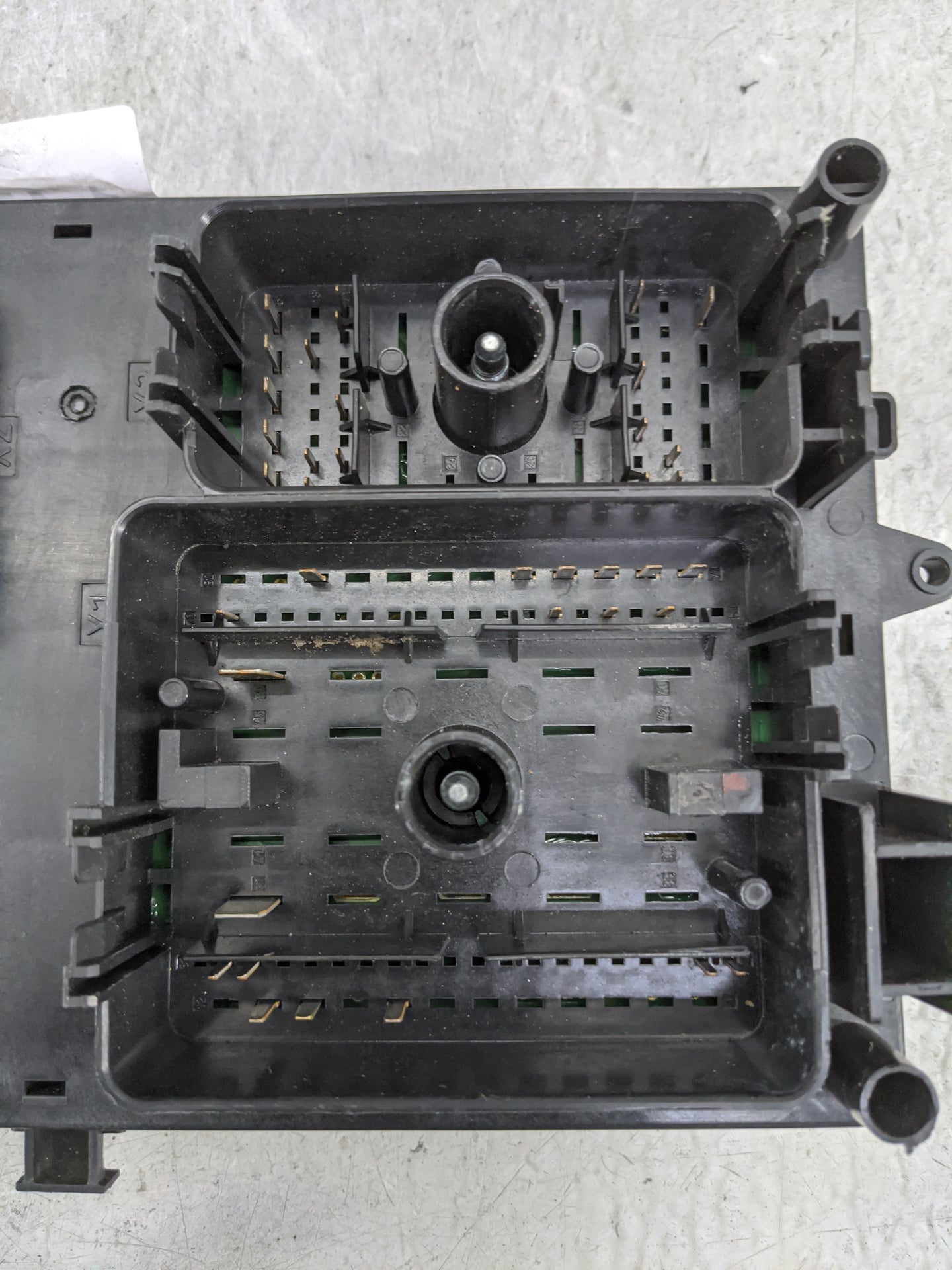 2017-2018 Chevrolet Colorado Fusebox Fuse Box Panel Relay Module P/N:13372792 1327207, 812461952 Fits Fits 2017 2018 2019 20