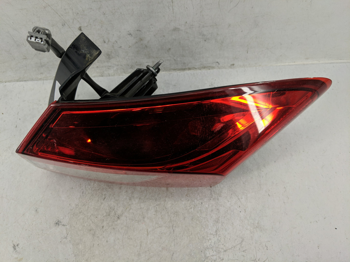2017-2019 Chevrolet Cruze Tail Light Assembly Passenger Right OEM P/N:84332799 Fits Fits 2017 2018 2019 OEM Used Auto Parts 
