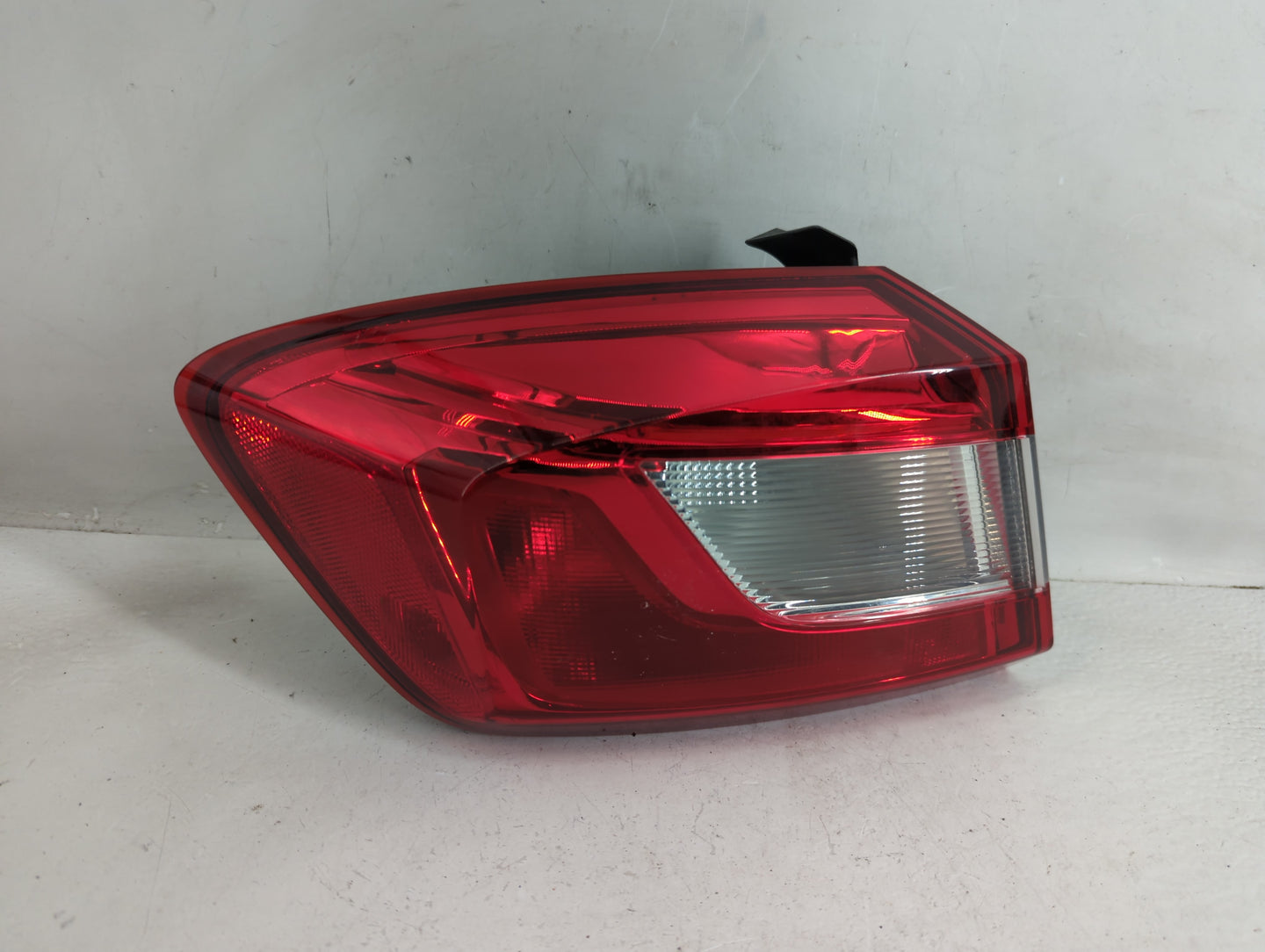 2017-2019 Chevrolet Cruze Tail Light Assembly Driver Left OEM P/N:84226228 Fits Fits 2017 2018 2019 OEM Used Auto Parts - Oe