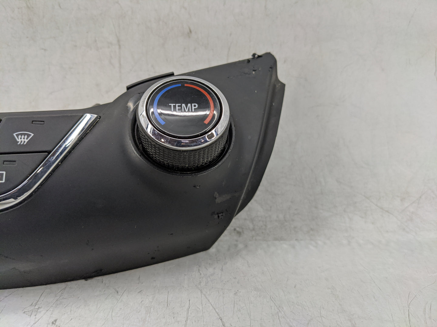 2018 Chevrolet Cruze Climate Control Module Temperature AC/Heater Replacement P/N:39028880 Fits OEM Used Auto Parts - Oemuse