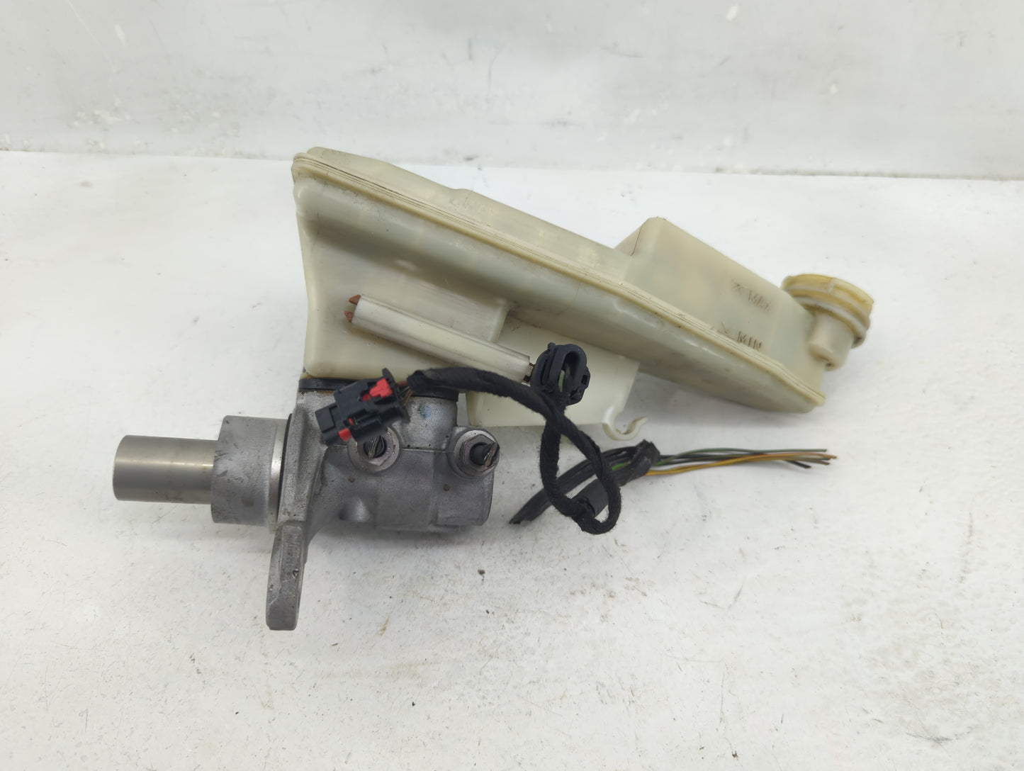 2016-2019 Chevrolet Cruze Brake Master Cylinder 1376533 - Oemusedautoparts1.com