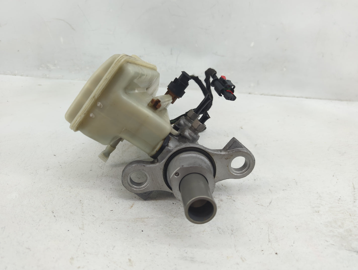 2016-2019 Chevrolet Cruze Brake Master Cylinder 1376533 - Oemusedautoparts1.com
